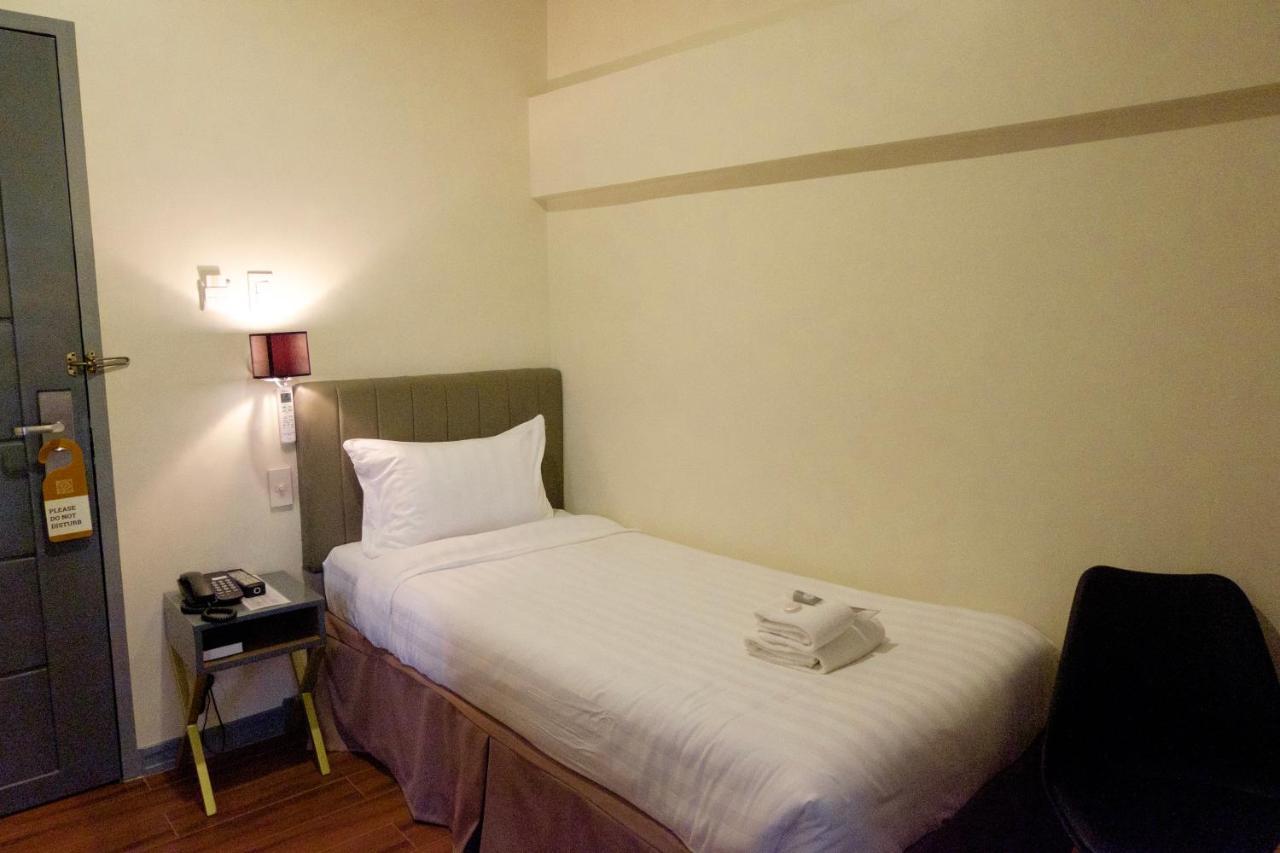 Crevice Hotel Davao City Esterno foto